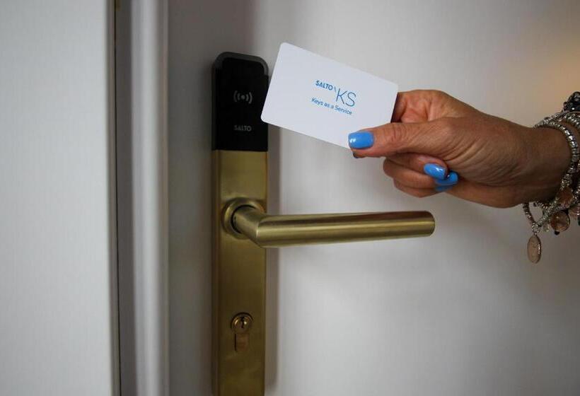 اتاق لوکس با تخت بزرگ, Nel Cuore Dell Aquila Bnb