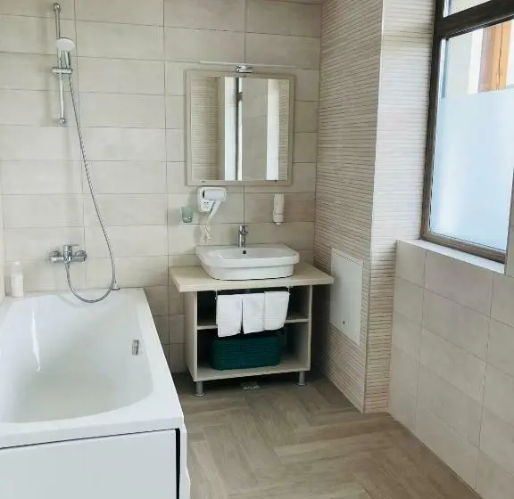 Standard Kolmen Hengen Huone, Sim House