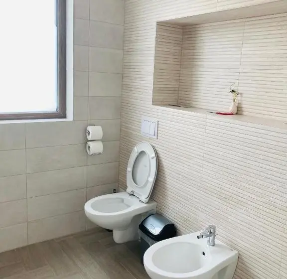 Standard Kolmen Hengen Huone, Sim House