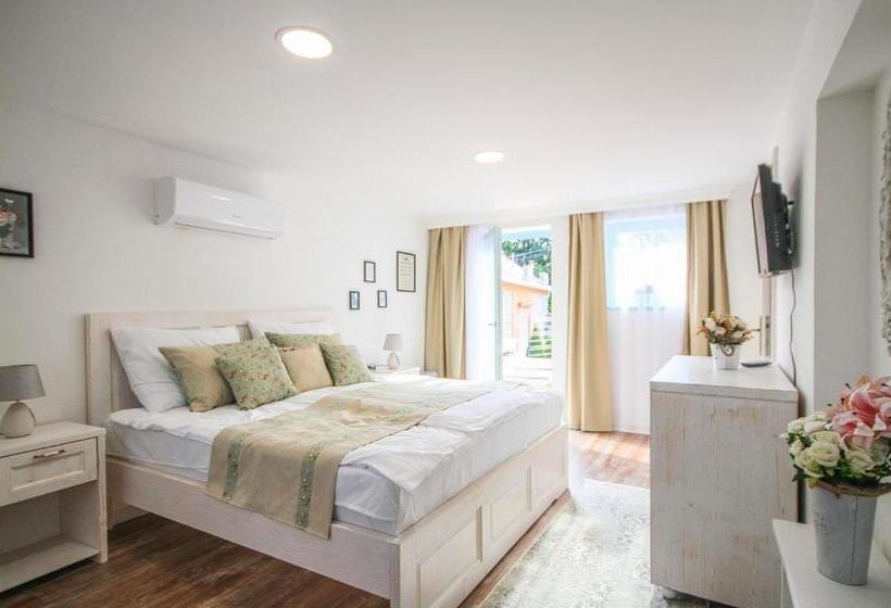 プールビュースタンダードステューディオ, Villa Bella