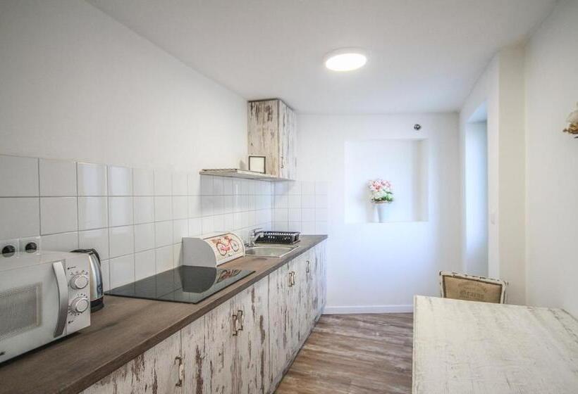 プールビュースタンダードステューディオ, Villa Bella