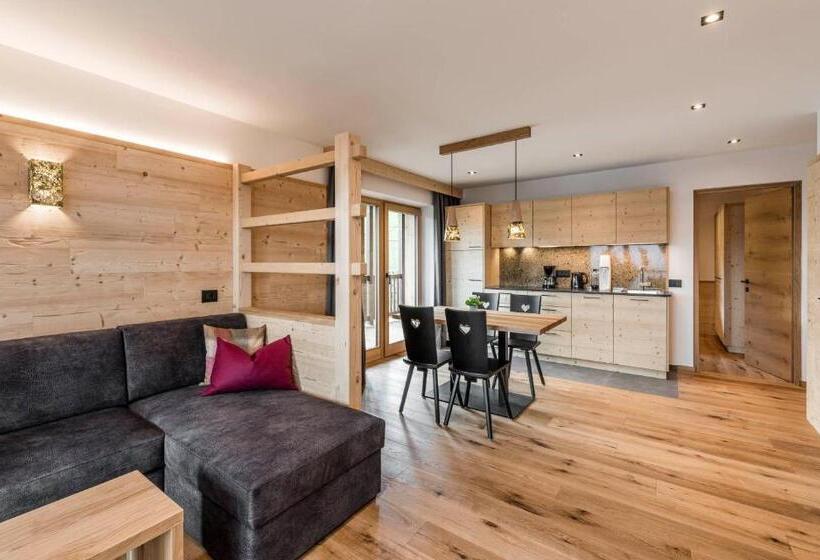 غرفة عائلية مطلّة علي الجبل, La Majun Fornellahof