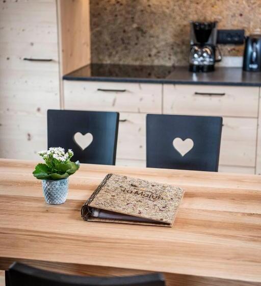 غرفة عائلية, La Majun Fornellahof