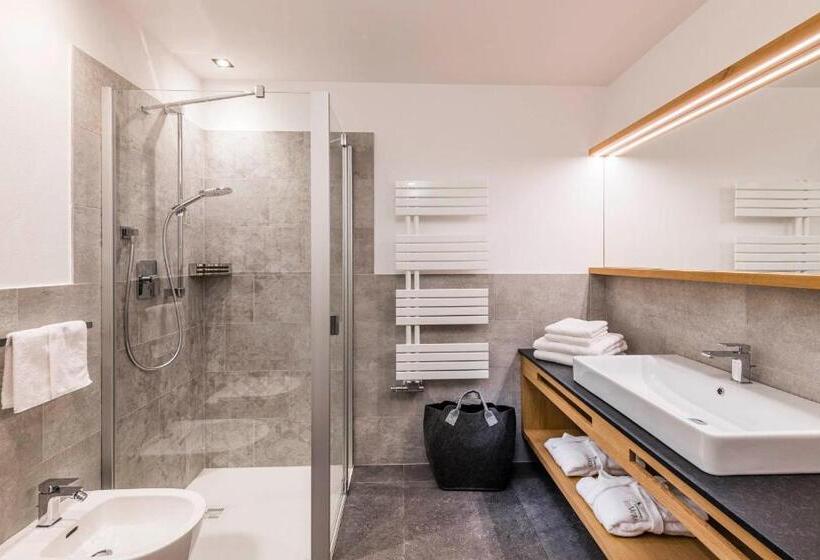 غرفة عائلية, La Majun Fornellahof