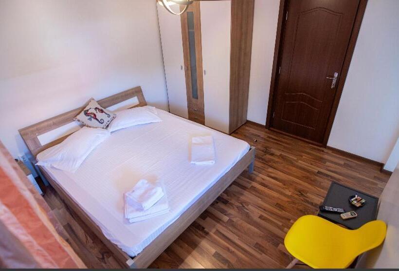 חדר משפחתי, Vila Jean Bart