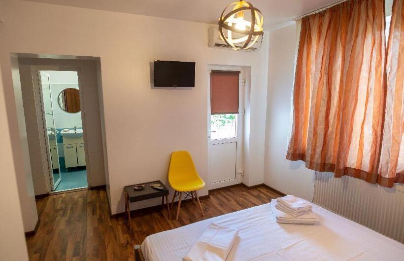 חדר משפחתי, Vila Jean Bart