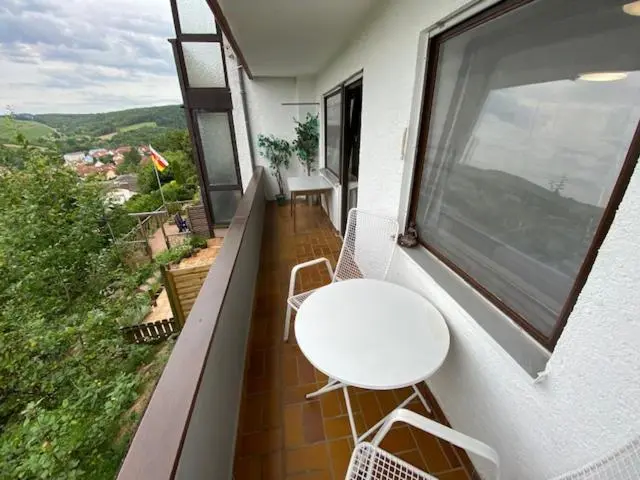 バルコニー付き１ベッドルームアパートメント, Monteurswohnung Zimmerfrei Marktheidenfeld