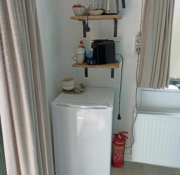 Quarto Economy, Little Beach Place