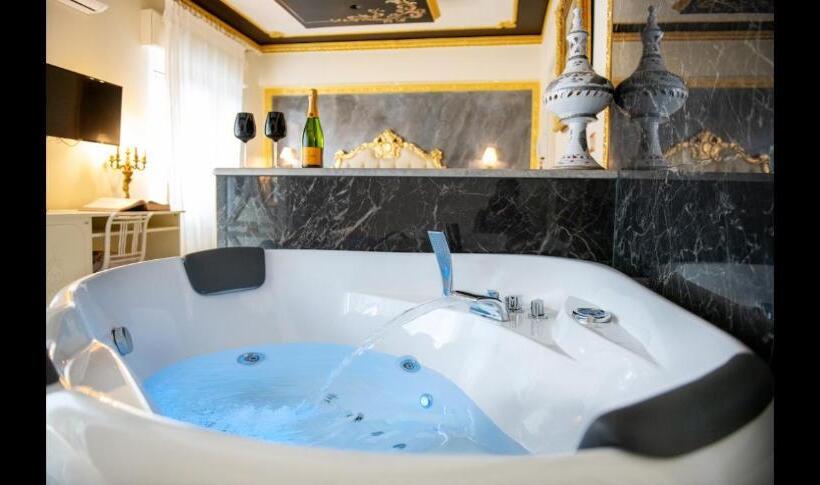 Standard Szoba King Size Bed, Mare Nostrum Luxury Suite