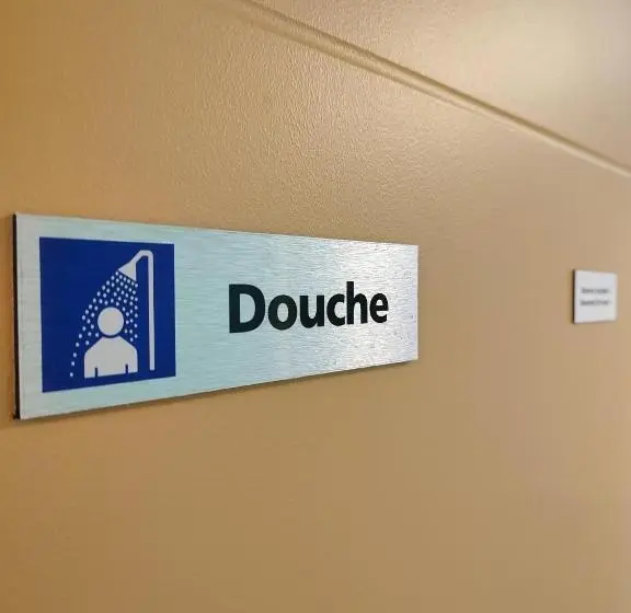 ルームシェアのワンベッド, Hostel Le Diablotin