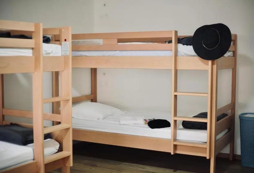 ルームシェアのワンベッド, Hostel Le Diablotin