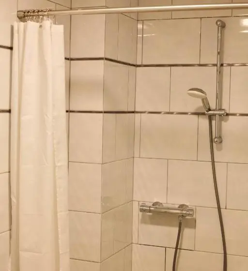 ルームシェアのワンベッド, Hostel Le Diablotin