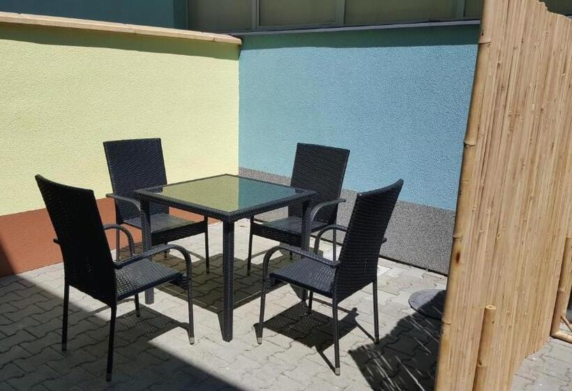 غرفة قياسية ثلاثية مزودة بتراس, Penzion Terezka