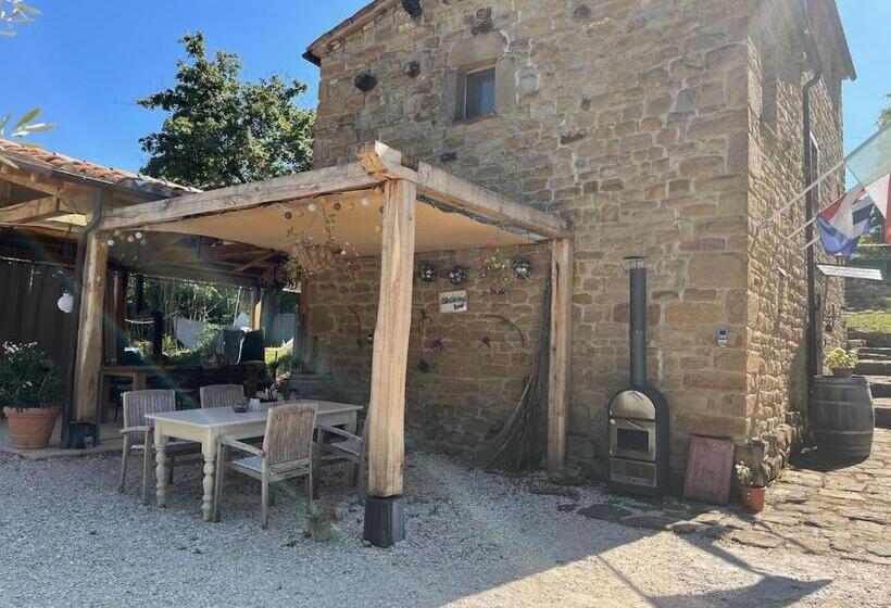 חדר משפחתי, Casa Al Fondo