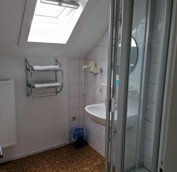 이코노미 룸, Jeje Und Anna S Eifel Haus