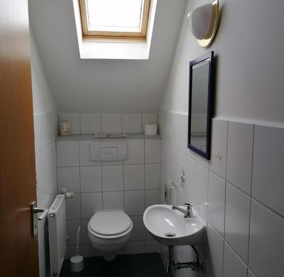 이코노미 룸, Jeje Und Anna S Eifel Haus