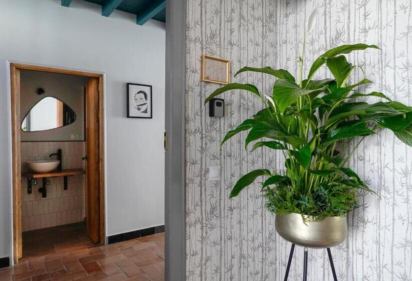 جناح, Hospederia Santa Clara