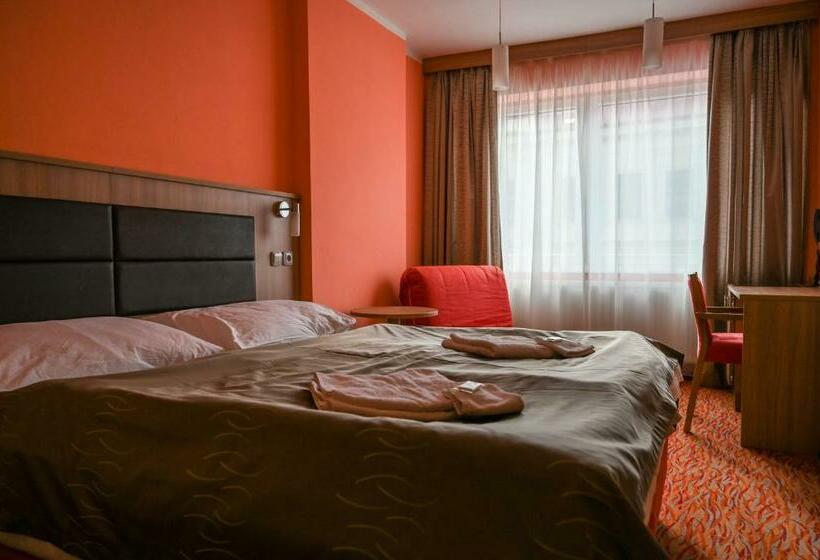 חדר סטנדרט, Opera