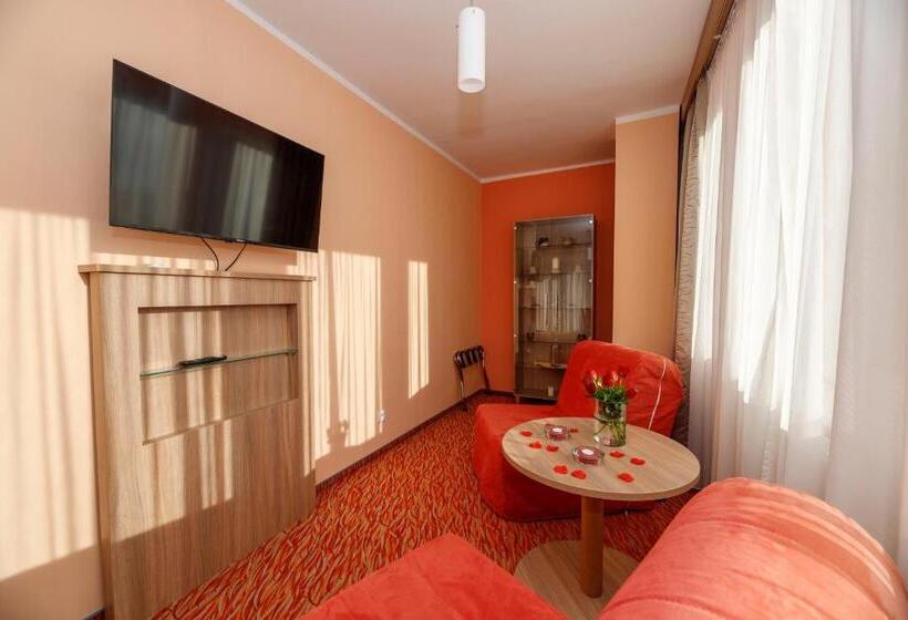 סוויטה עם מרפסת, Opera