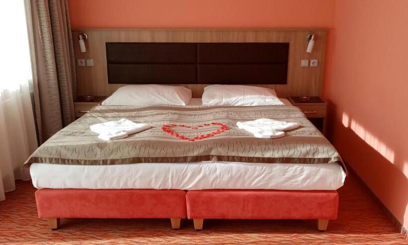 סוויטה עם מרפסת, Opera