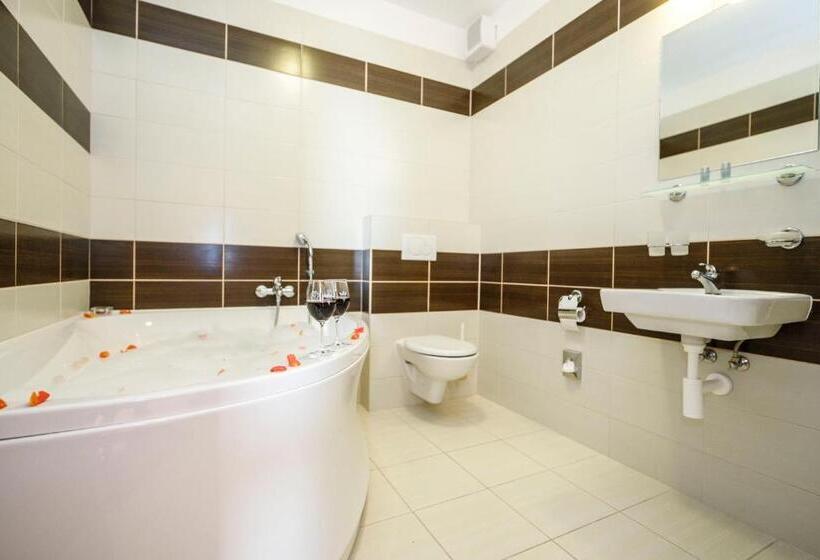 סוויטה עם מרפסת, Opera