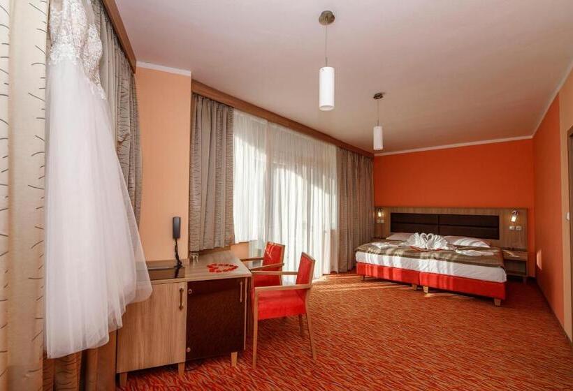 סוויטה עם מרפסת, Opera