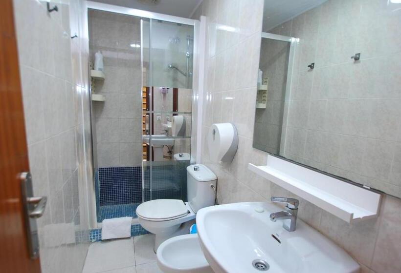 Номер Стандарт Индивидуальный Совместная Ванная, Tres Leones