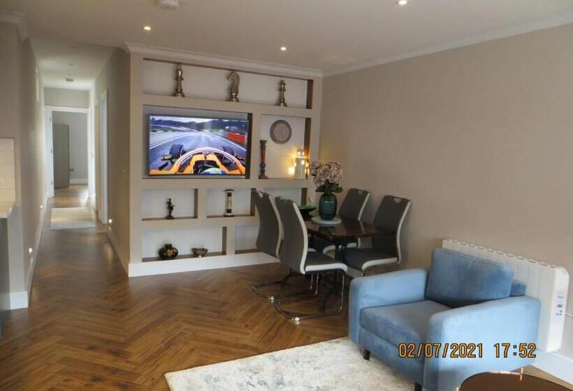 침실 2개 아파트, The Lodge