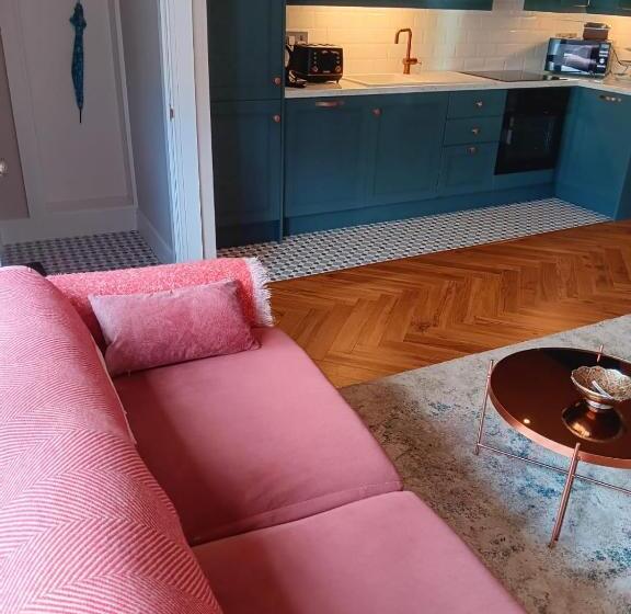 침실 2개 아파트, The Lodge