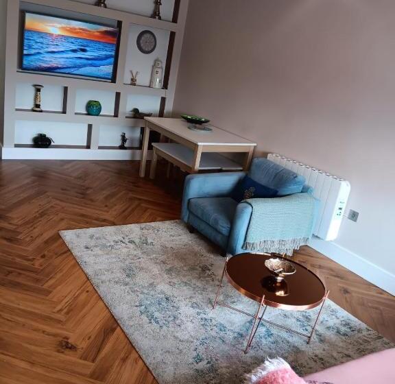 침실 2개 아파트, The Lodge