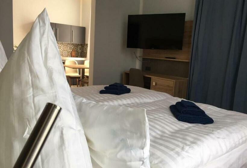 إستوديو ديلوكس, Stayhome Tossens