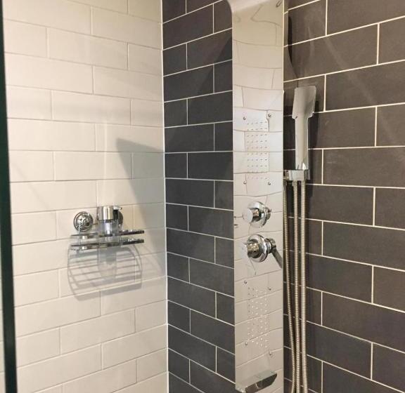 إستوديو ديلوكس, Stayhome Tossens