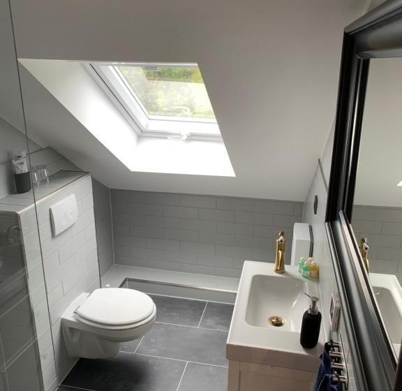 جناح, Stayhome Tossens