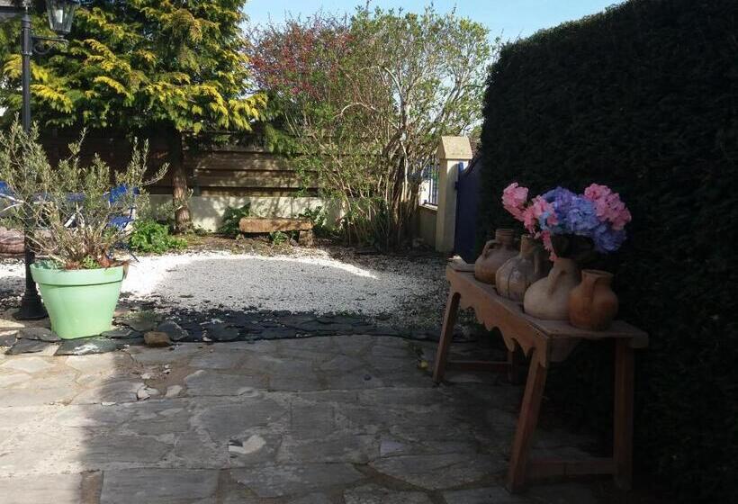 جناح عائلي, Les Mouettes 1 Gite Ou 4 Chambres D Hote, Jardin ,bords De Loire