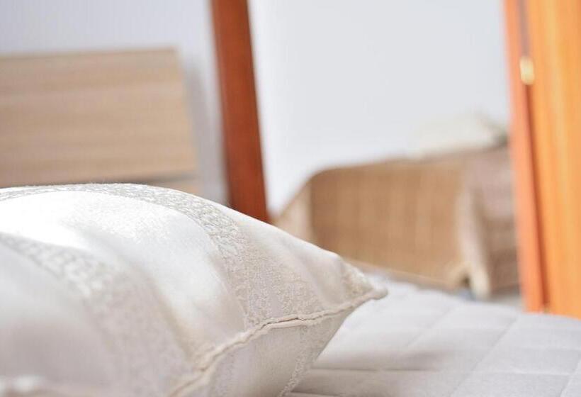 חדר משפחתי, La Gravina