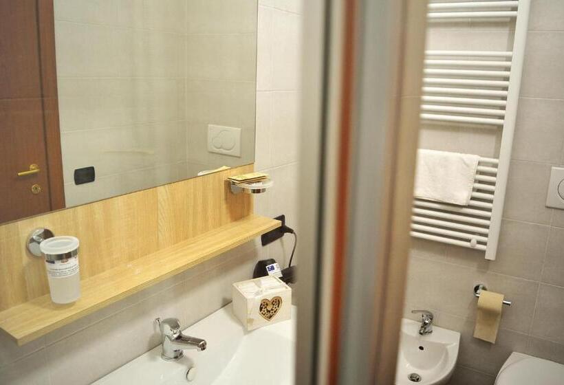 חדר משפחתי, La Gravina