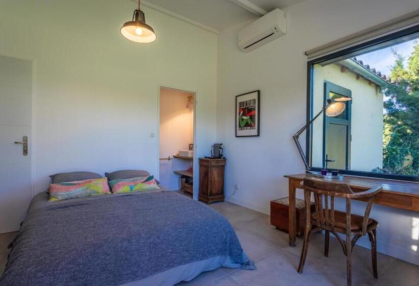 스탠다드 스튜디오 풀장 전망, La Chambre De Laura