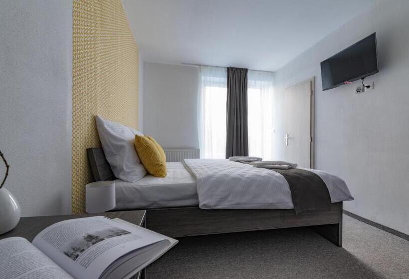 带露台的高档房间, Penzión Pod Brezami