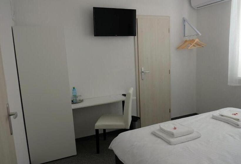 高级园景房, Penzión Pod Brezami