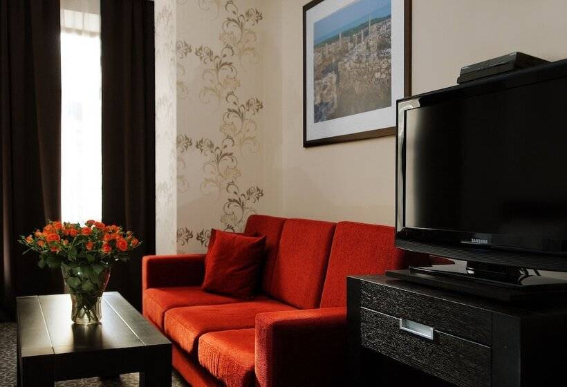 小型套房, Cherica