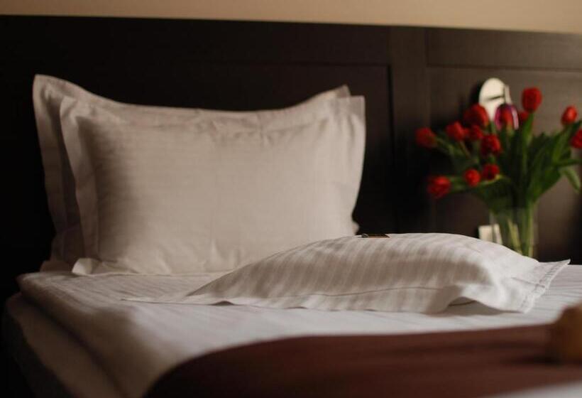 小型套房, Cherica