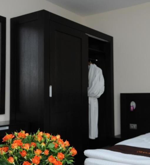 小型套房, Cherica