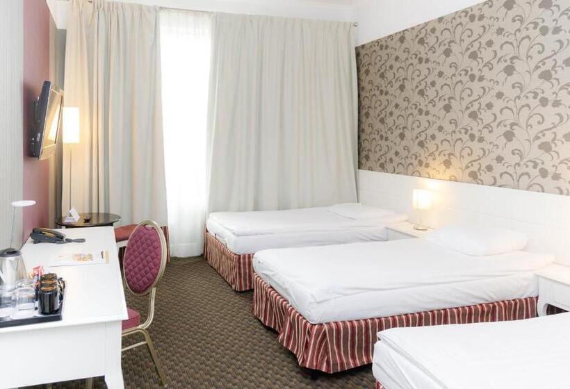 غرفة قياسية ثلاثية, Lamberton