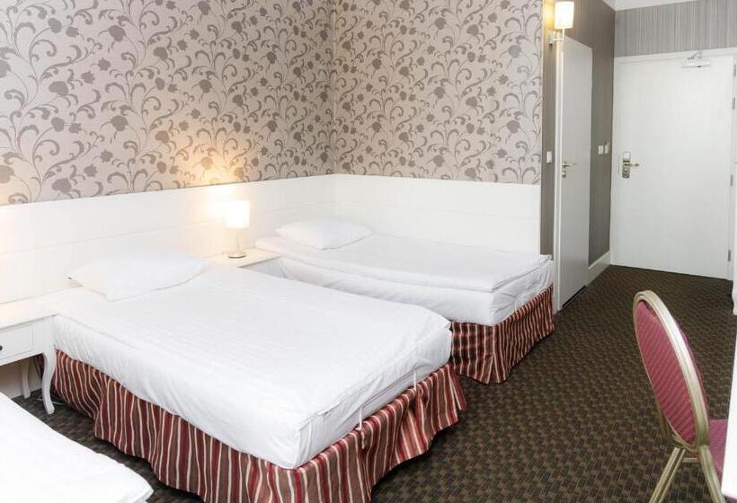 غرفة قياسية ثلاثية, Lamberton