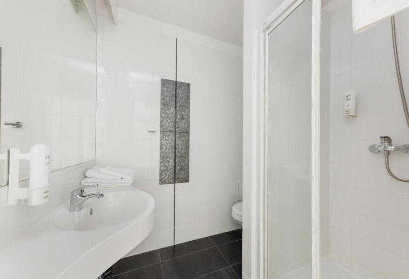 غرفة ديلوكس, Lamberton