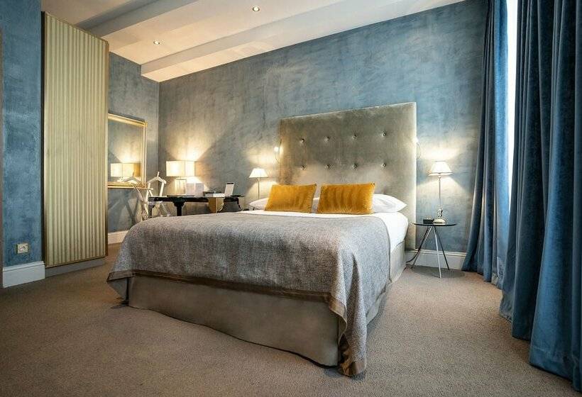 اتاق کلاسیک, Le Place D Armes   Relais & Châteaux