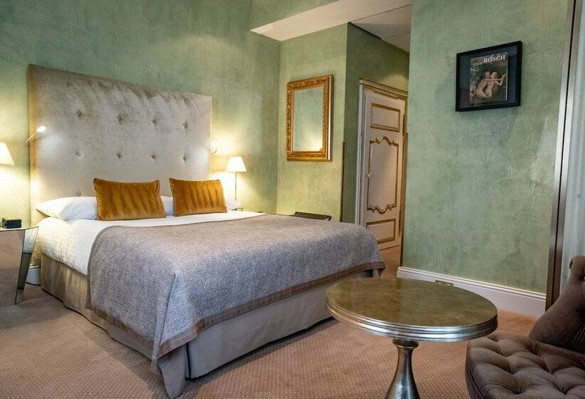 اتاق کلاسیک, Le Place D Armes   Relais & Châteaux