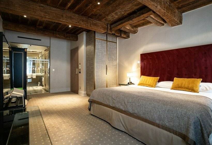 اتاق لوکس, Le Place D Armes   Relais & Châteaux