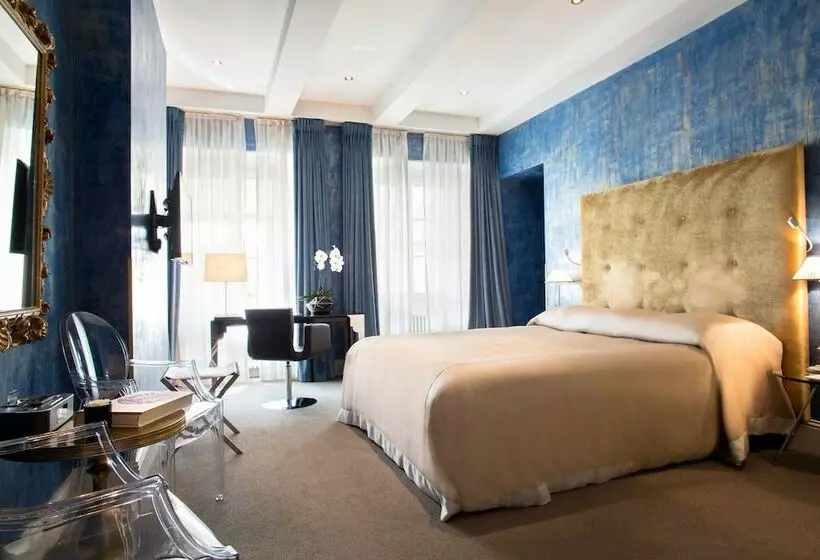اتاق لوکس, Le Place D Armes   Relais & Châteaux