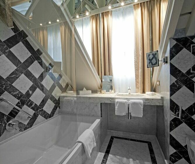 اتاق لوکس, Le Place D Armes   Relais & Châteaux